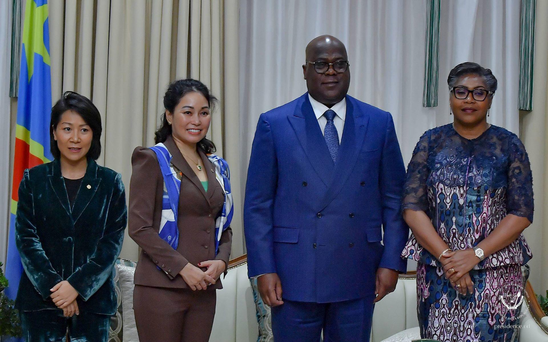 Tổng thống CHDC Congo - ông Félix Tshisekedi (thứ 2 từ phải sang), Thủ tướng CHDC Congo - Bà Judith Suminwa Tuluka (ngoài cùng bên phải) và Bà Lê Thị Thu Thuỷ - Phó Chủ tịch Vingroup (thứ 2 từ trái sang) trong buổi trao đổi hợp tác tại Congo (Nguồn ảnh: https://presidence.cd/)