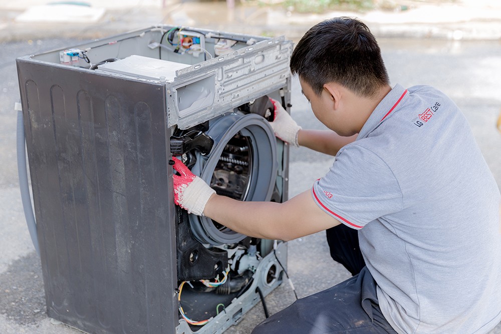 Các máy giặt hư hại được vệ sinh lồng giặt bằng công nghệ UV diệt khuẩn, bảo đảm an toàn sức khỏe