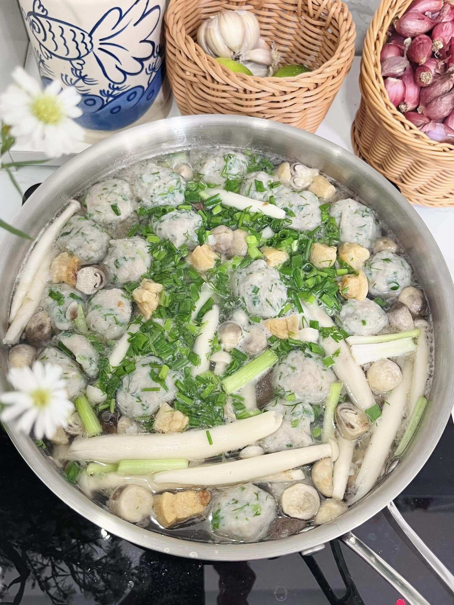 Món lẩu cá thơm nức, giòn ngọt khiến người kén ăn mấy cũng mê - 1