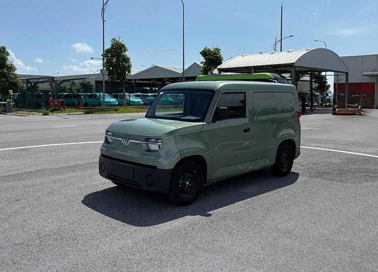 Lộ ảnh VinFast EC Van bản thương mại tại nhà máy, thiết kế thực tế gây bất ngờ - 1