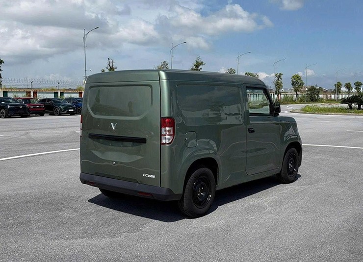 Lộ ảnh VinFast EC Van bản thương mại tại nhà máy, thiết kế thực tế gây bất ngờ - 2