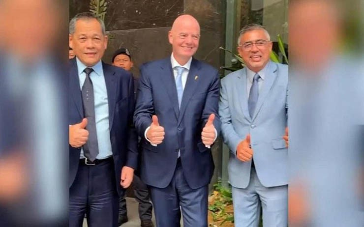 Hình ảnh cho thấy Chủ tịch FIFA Infantino (ở giữa) chung khung hình cùng ông Datuk Noor Azman (ngoài cùng bên phải)