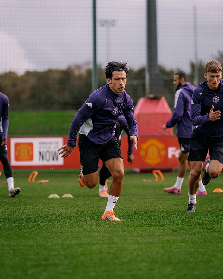 Lisandro Martinez trở lại tập luyện sau 8 tháng nghỉ thi đấu vì chấn thương dây chằng chéo đầu gối