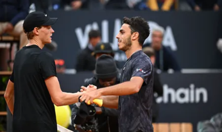 Cerundolo (bên phải) từng thua Sinner (bên trái) cả 2 lần khi đối đầu trên sân cứng trong nhà