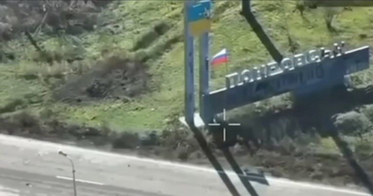 Nga cắm cờ ở cửa ngõ phía tây của thành phố Pokrovsk. Ảnh: Kyiv Independent.