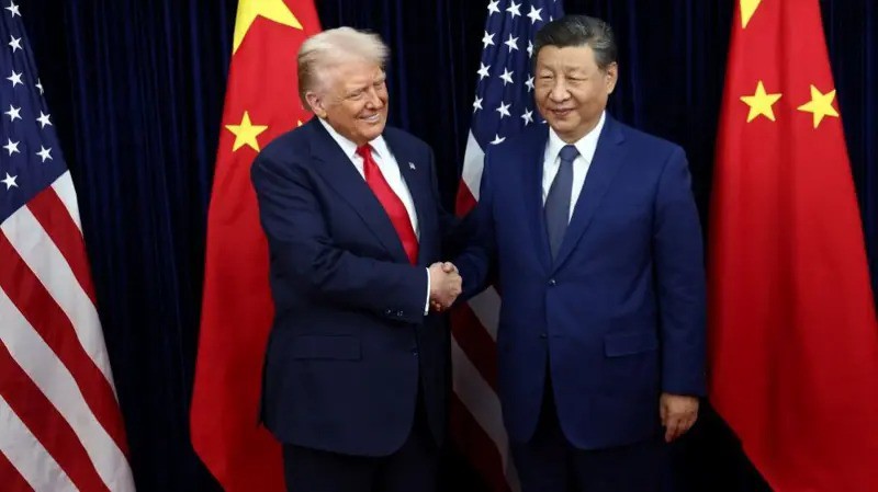 Ông Trump và ông Tập bắt tay nhau trong cuộc gặp ngày 30/10. Ảnh: Reuters