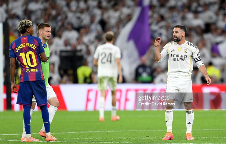 Lamine Yamal và Dani Carvajal lời qua tiếng lại ở những phút cuối trận Siêu kinh điển
