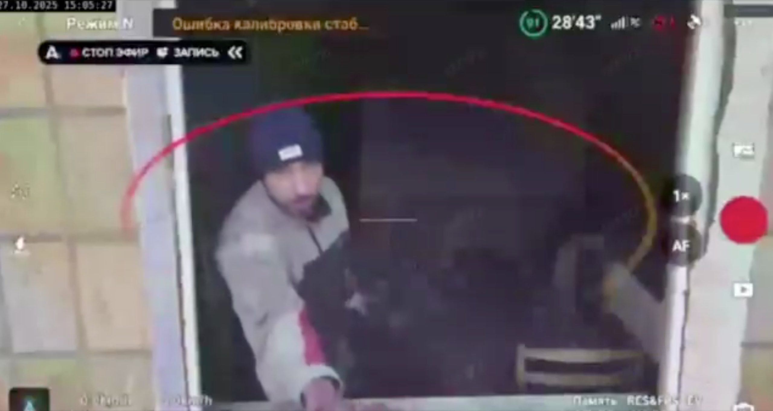 Hình ảnh người đàn ông mặc đồ thể thao được cho là binh sĩ Nga ẩn náu bên trong thành phố Pokrovsk. Ảnh: Militarnyi.