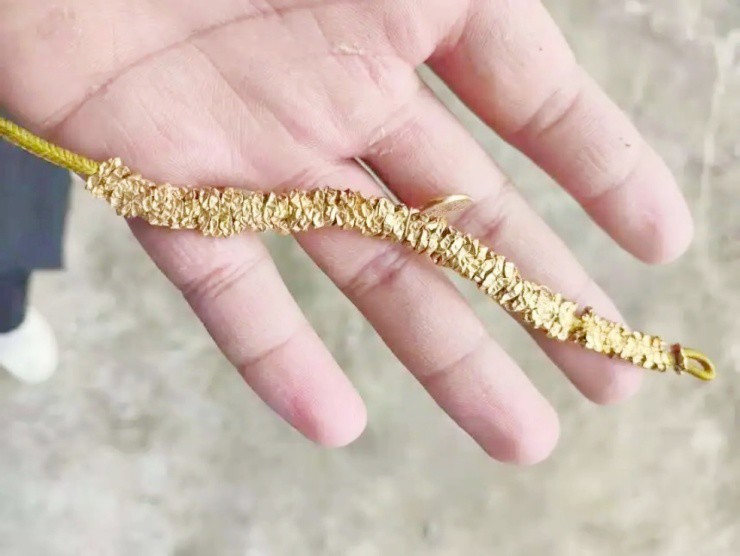 Chiếc vòng vàng biến dạng sau khi được tìm thấy
