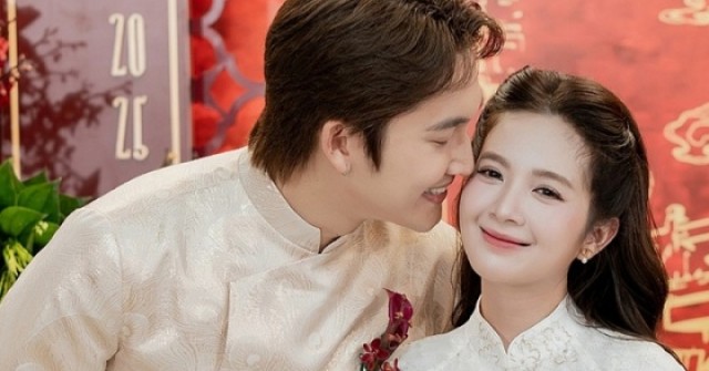 Đình Tú liên tục hôn vợ trong đám hỏi