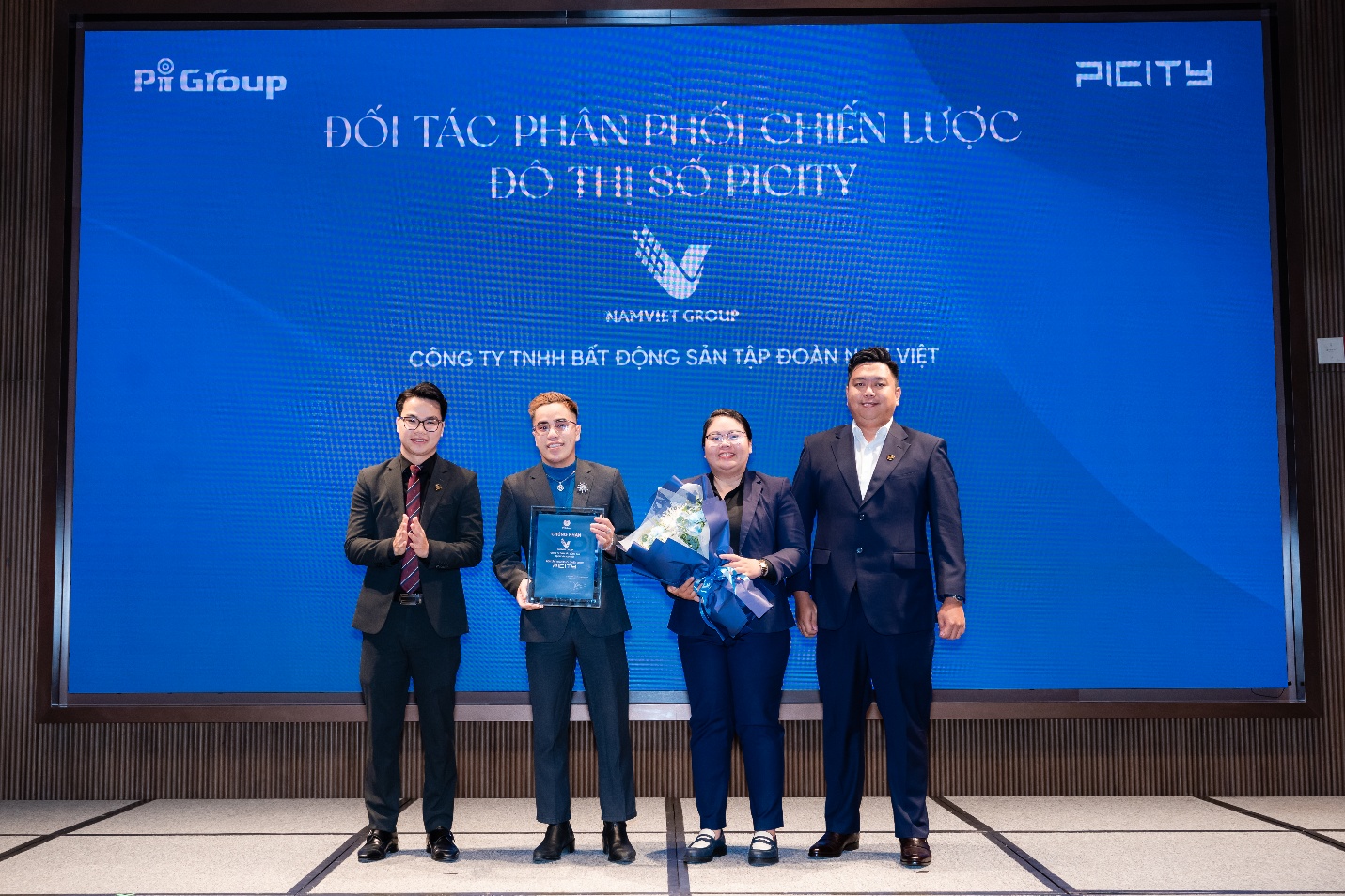 Đại diện Pi Group và Nam Việt tại sự kiện ký kết.
