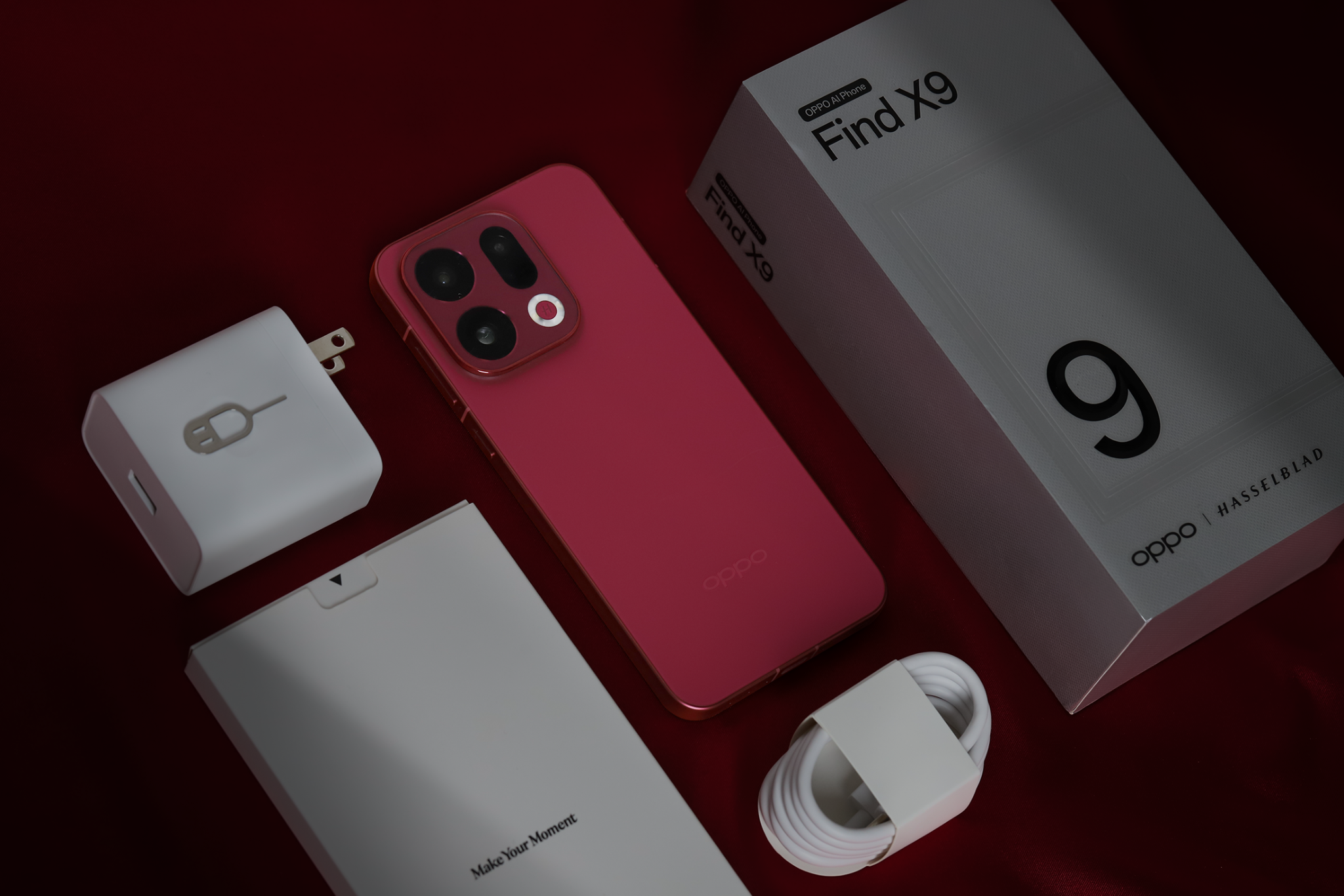 Bên trong hộp đụng OPPO Find X9 Series được trang bị đầy đủ cáp, sạc, khay chọc SIM, và ốp lưng sang trọng