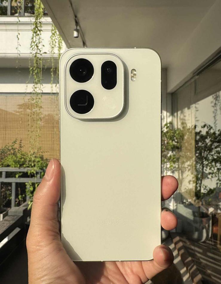 OPPO Find X9 Pro sở hữu cụm camera Hasselblad chuyên nghiệp nổi bật với Camera Tele 200MP