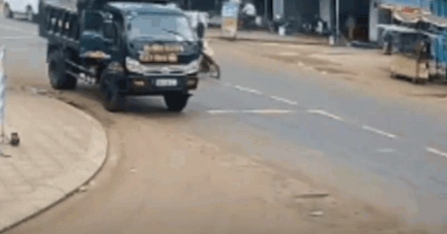 CLIP: Truy tìm tài xế ô tô tông 2 người thương ...