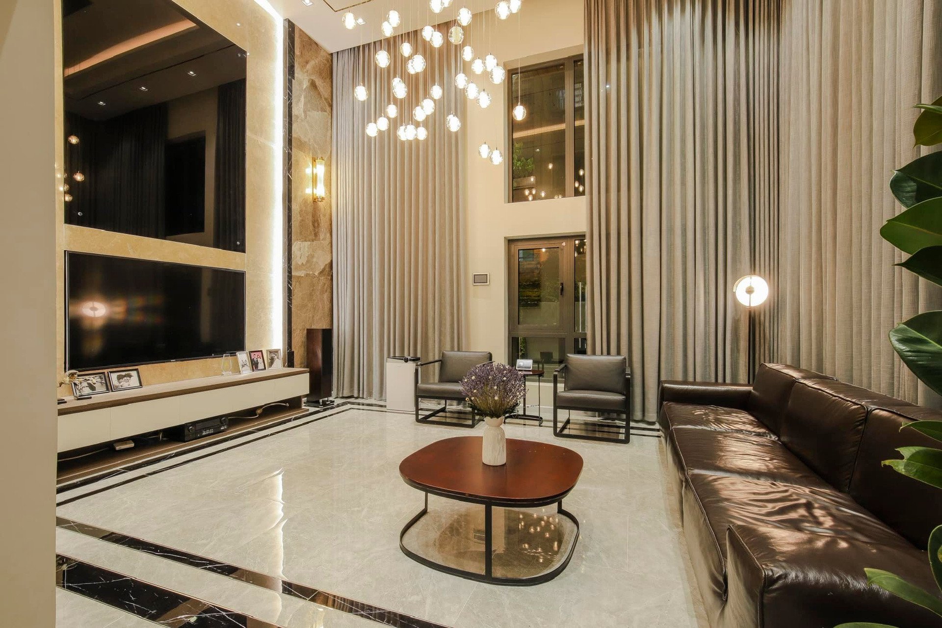 Ngôi nhà có nội thất sang trọng, vừa để ở, vừa đặt trụ sở công ty. Ảnh: FBNV, tư liệu