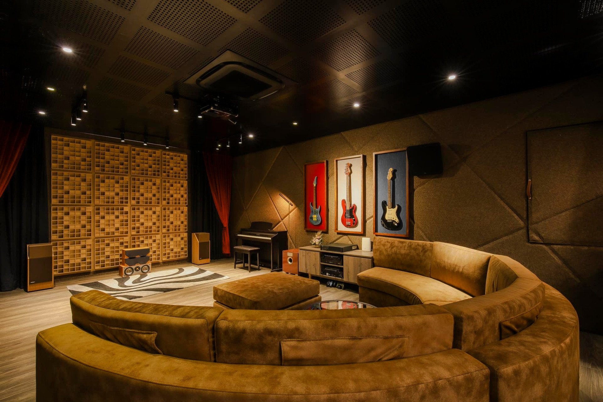 Ngôi nhà có nội thất sang trọng, vừa để ở, vừa đặt trụ sở công ty. Ảnh: FBNV, tư liệu