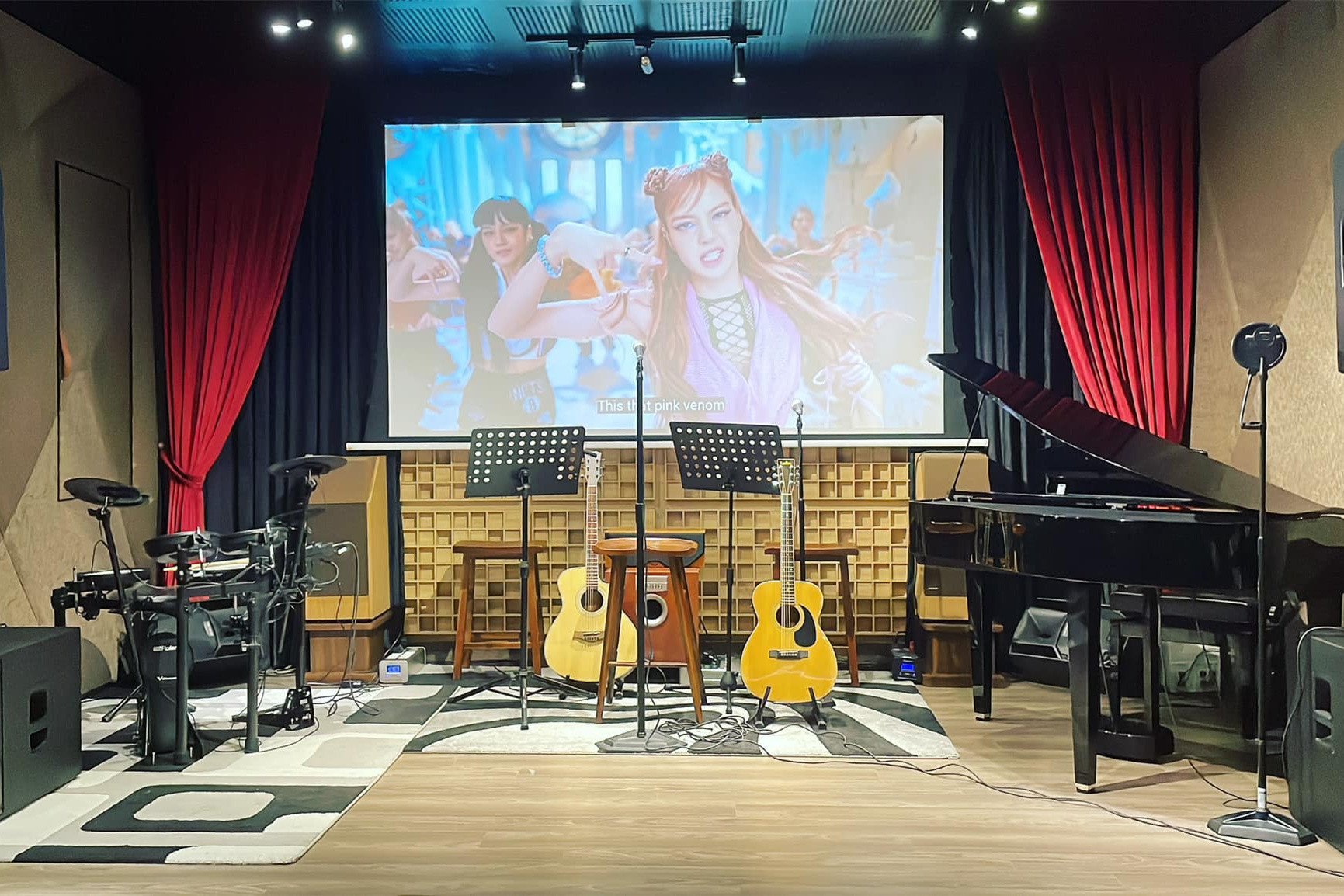 Ngôi nhà có nội thất sang trọng, vừa để ở, vừa đặt trụ sở công ty. Ảnh: FBNV, tư liệu