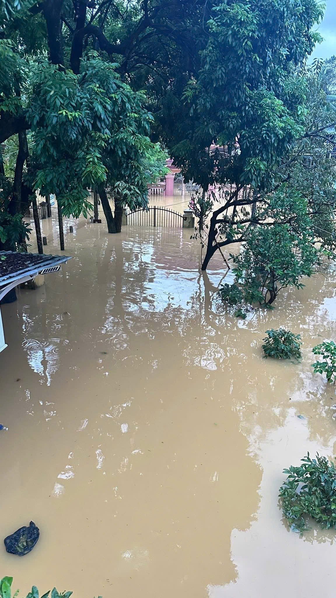 Nước ngập gần hết cổng nhà ca sĩ Long Nhật. Ảnh: NVCC