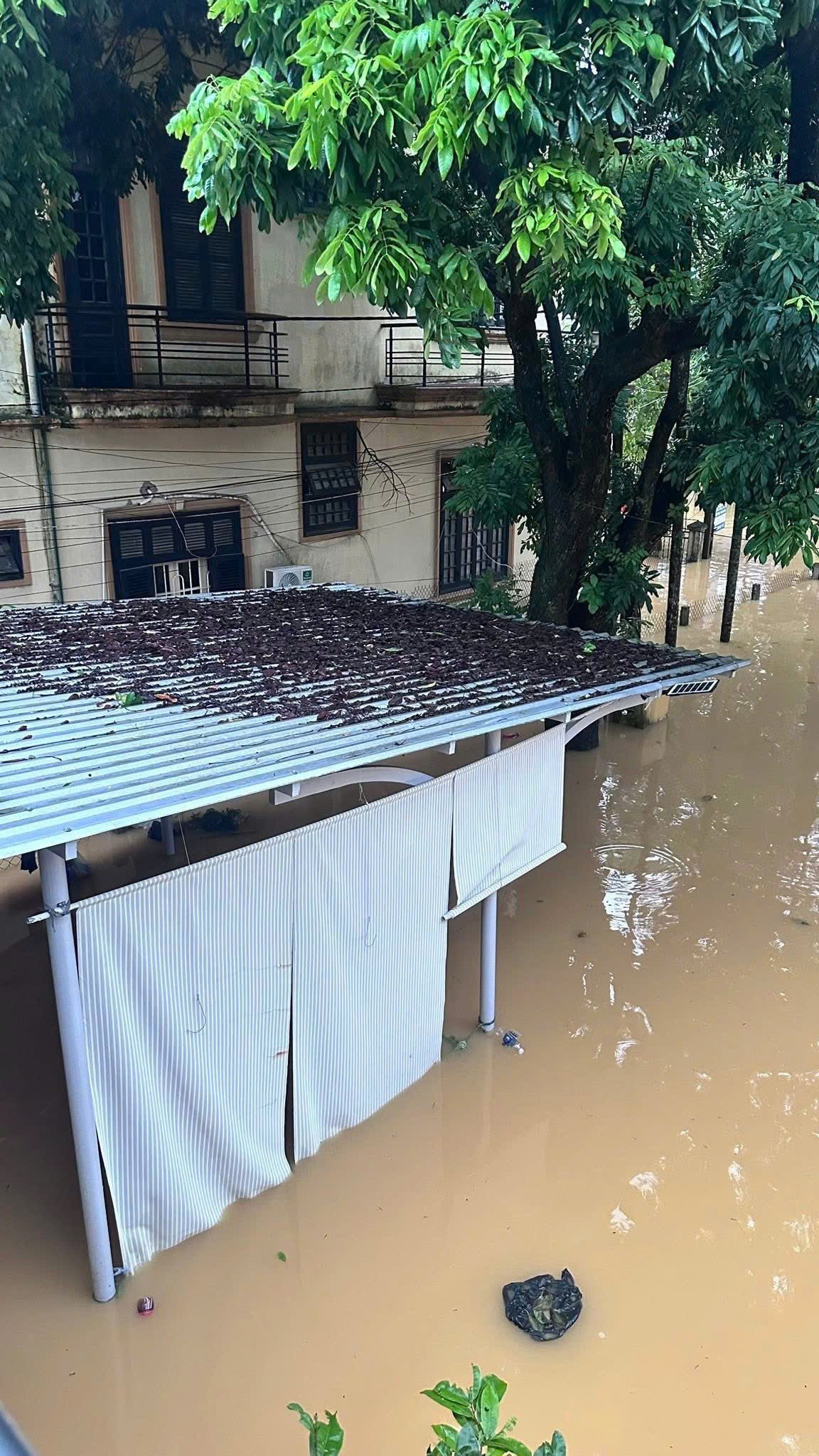 Nước ngập gần hết cổng nhà ca sĩ Long Nhật. Ảnh: NVCC
