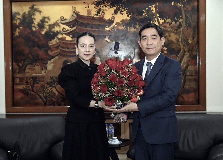 Madam Pang đích thân đến Đại sứ quán Việt Nam ở Bangkok để xin lỗi vụ nhầm quốc kỳ Việt Nam.