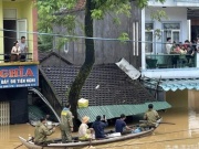 Chạy lũ chỉ kịp ôm con, còn lại để mặc cho nước cuốn trôi