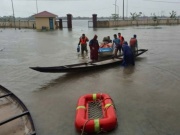 6 người đi cứu trợ bị lật ghe giữa mưa lũ tại Huế