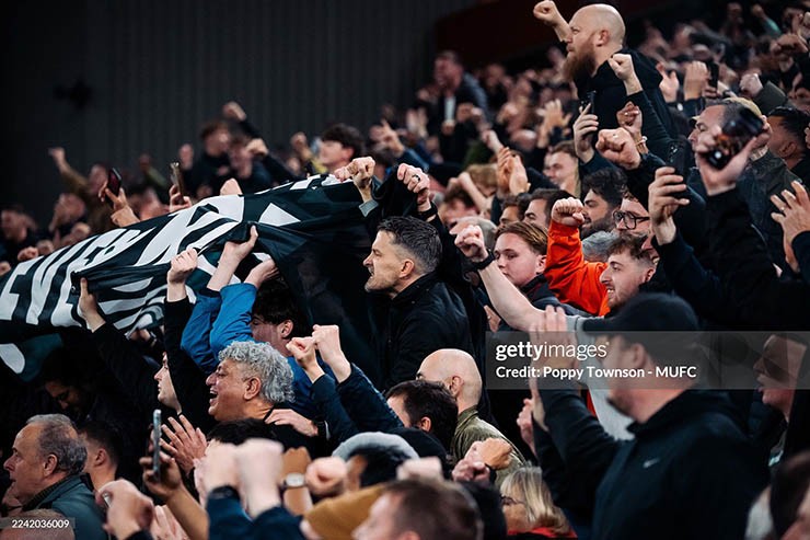 Các fan MU bắt đầu sống lại hy vọng về cuộc đua vô địch Ngoại hạng Anh 2025/26