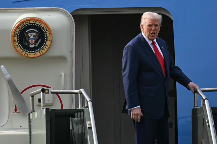 Ông Trump lên chuyên cơ Không Lực Một để trở về Mỹ ngay sau khi kết thúc hội đàm. Ảnh: AFP.