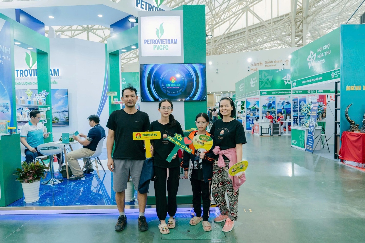 Hình ảnh khách tham quan tại gian hàng Phân Bón Cà Mau