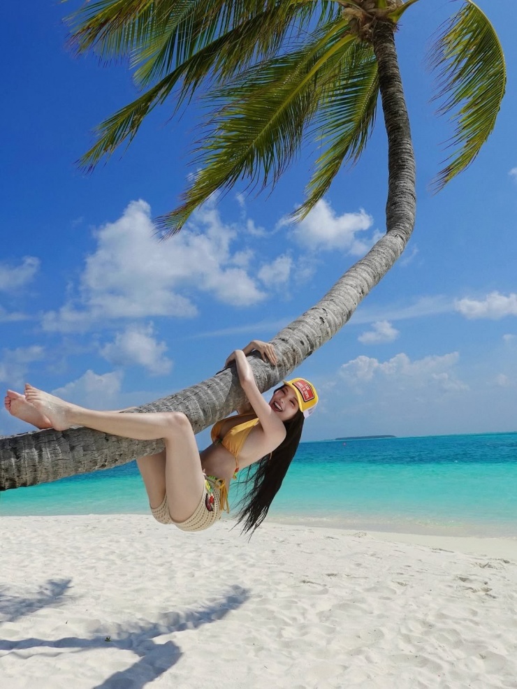 Bức ảnh một cô gái trẻ tạo dáng đầy táo bạo khi đu mình trên cây dừa nghiêng bên bờ biển đã 'gây bão' mạng xã hội trong thời gian qua. (Ảnh: IG @lovelynnboo)