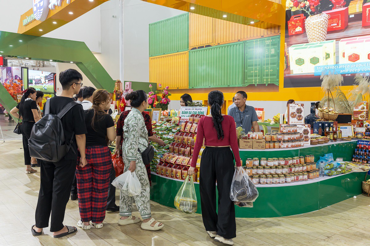 “Sàn diễn” khổng lồ của đặc sản vùng miền: Hành trình khám phá “Việt Nam thu nhỏ” giữa lòng VEC - 2