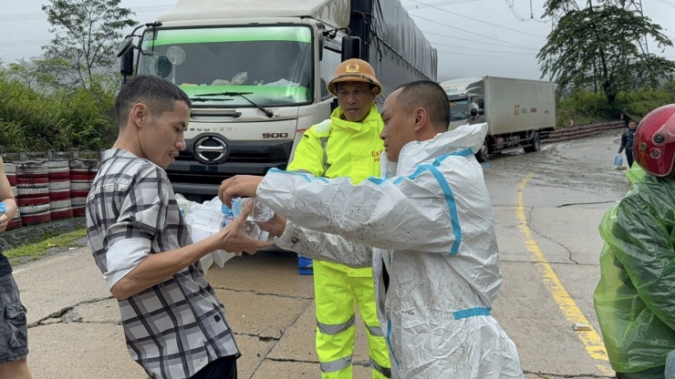 Tài xế vui mừng khi được hỗ trợ thực phẩm.