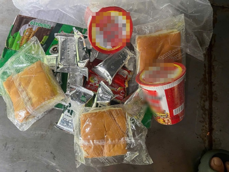 Một số thực phẩm tài xế mắc kẹt trên đèo Lò Xo được tiếp tế.