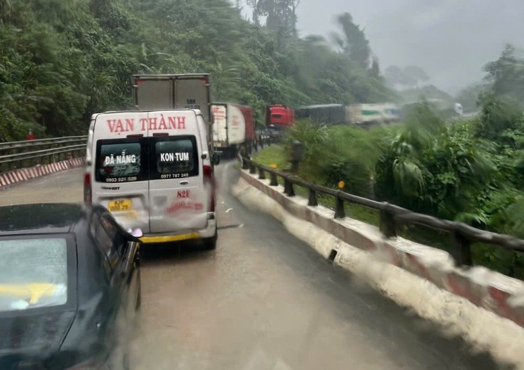 Đoàn xe mắc kẹt dài trên đèo Lò Xo.