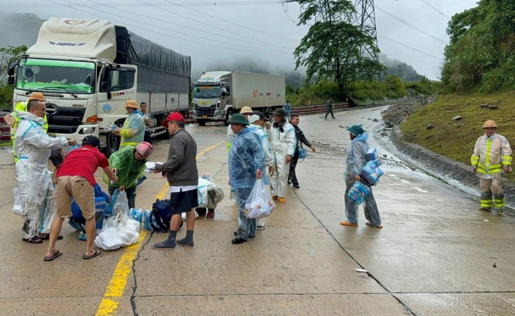 Lực lượng cứu hộ liên tục tiếp tế lương thực cho các tài xế.