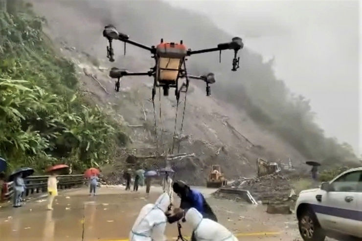 Thiết bị bay không người lái được huy động vận chuyển lương thực, nhu yếu phẩm vào khu vực bị cô lập.