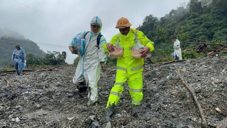 Lực lượng cứu hộ mất nhiều giờ vượt qua những đoạn đường bùn lầy mới tiếp cận được khu vực bị chia cắt.