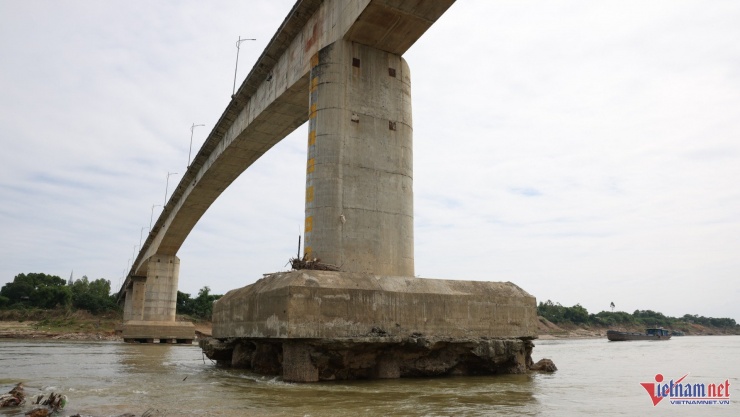 Sự cố nghiêm trọng tại cầu sông Lô ảnh hưởng trực tiếp đến đời sống hàng ngày của người dân. Ảnh: Đức Hoàng