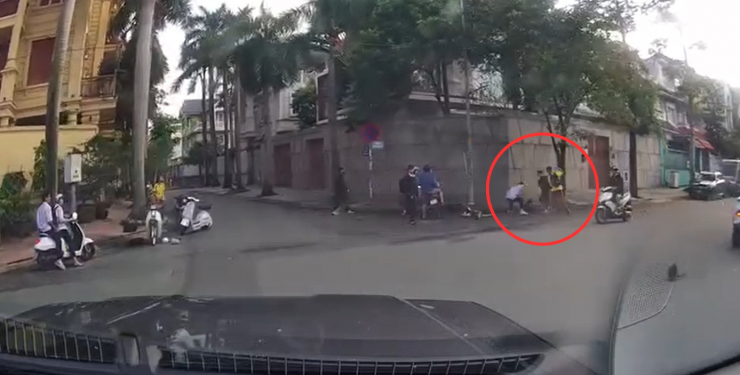 Hình ảnh các em học sinh ẩu đả nhau.