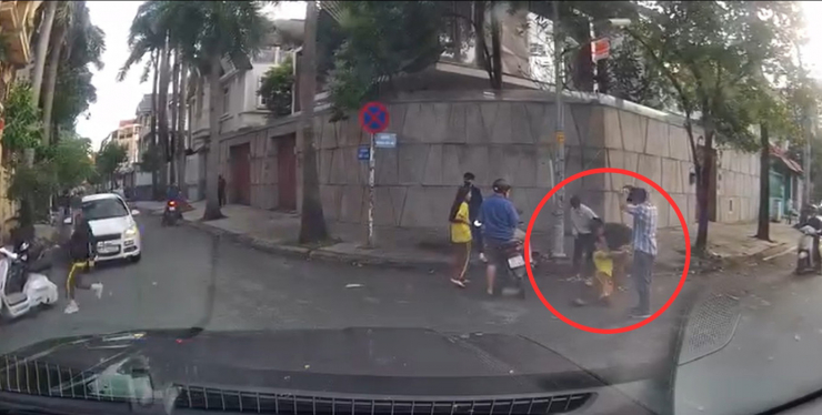 Hình ảnh nam sinh co giật sau ẩu đả.