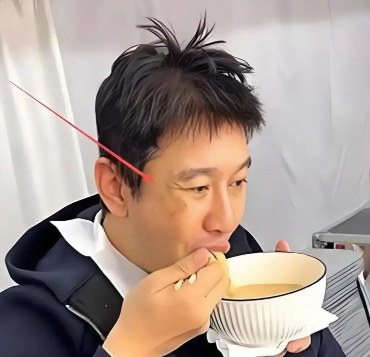 Hình ảnh mới nhất của Huỳnh Hiểu Minh tại một tiệm mì.