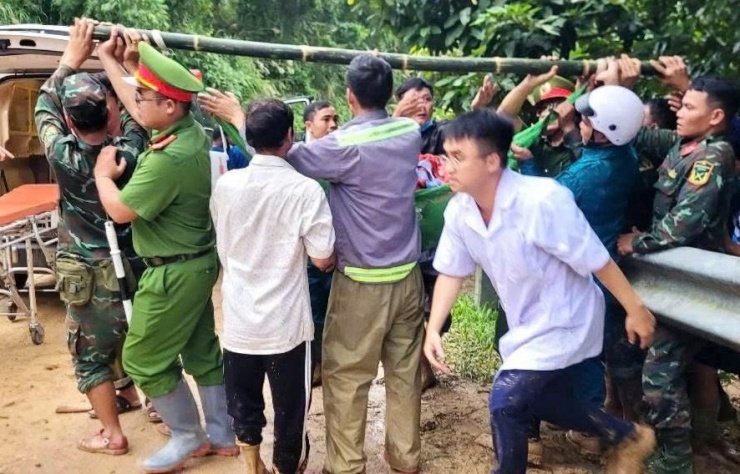 Xe cứu thương của ngành y tế túc trực sẵn ở từng đoạn đường, để tiếp nhận sản phụ D.