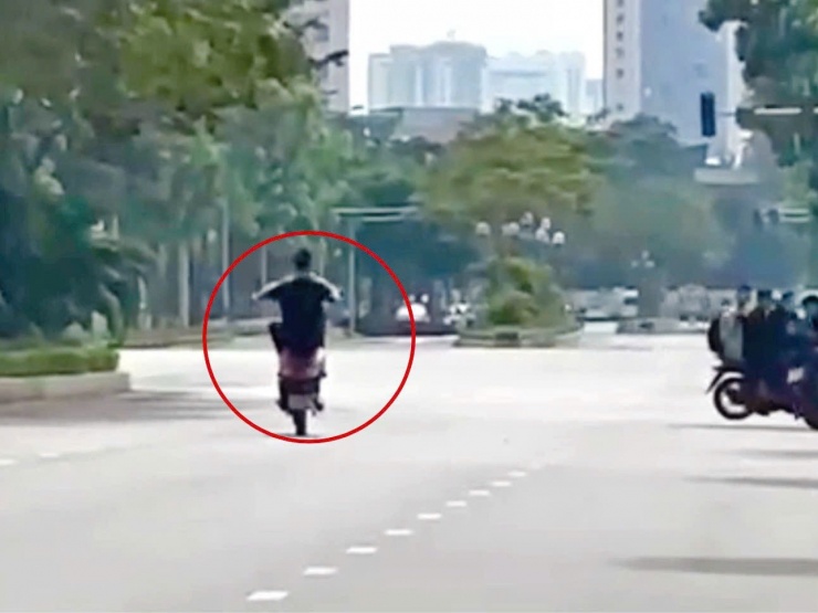 Hình ảnh nam thanh niên "bốc đầu" xe máy.