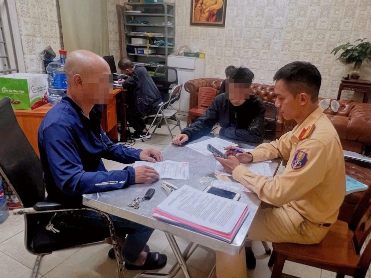 Nam tài xế cùng phụ huynh làm việc với CSGT.