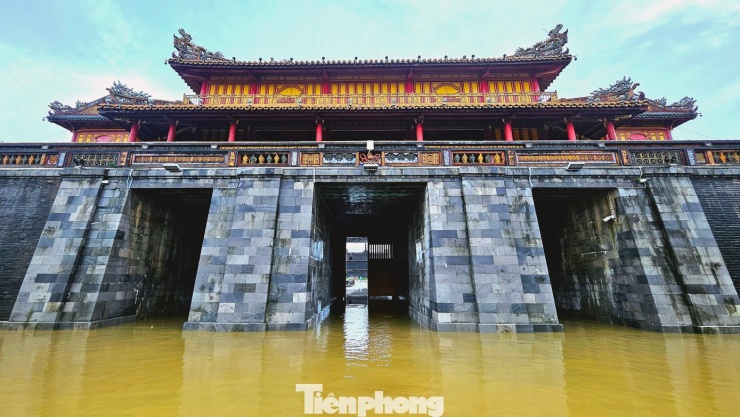 200 người dọn dẹp Di tích Cố đô Huế sau ngập - 1