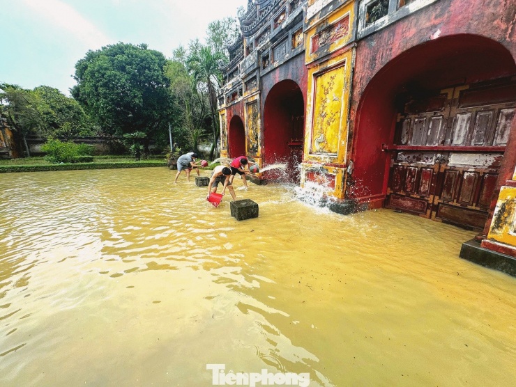 200 người dọn dẹp Di tích Cố đô Huế sau ngập - 2