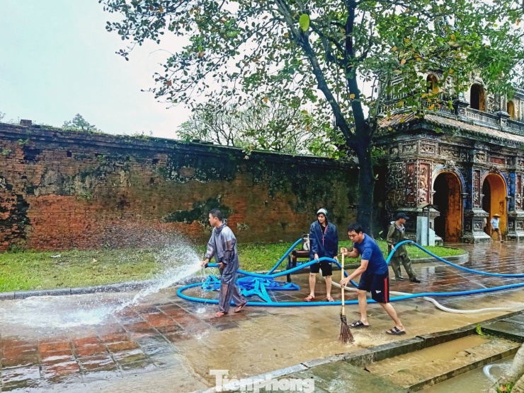 200 người dọn dẹp Di tích Cố đô Huế sau ngập - 3