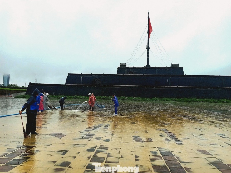 200 người dọn dẹp Di tích Cố đô Huế sau ngập - 4