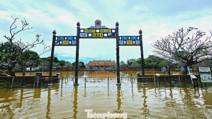 200 người dọn dẹp Di tích Cố đô Huế sau ngập - 7