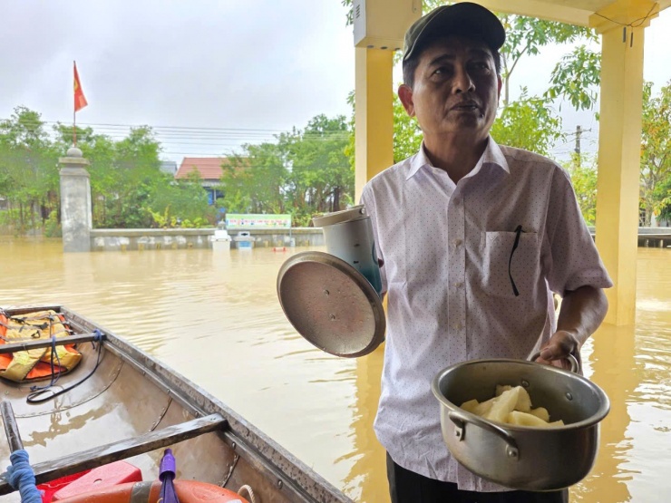 Trưởng thôn mang nồi sắn luộc đi ăn lấy sức cứu trợ, để phần quà cho dân - 3